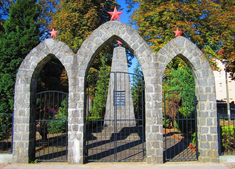 г. Райнсберг. Памятник, установленный на братской могиле, в которой похоронено 62 советских воина.