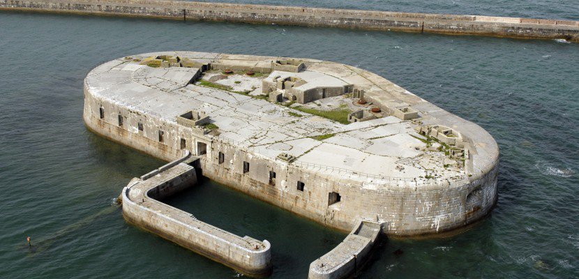 Форт «Chavagnac» расположен в 800 м от берега и имеет размеры 116х66 м. В нем находится 37 казематов в двух уровнях. На вооружении форта находилась артиллерийская и зенитная батареи. 