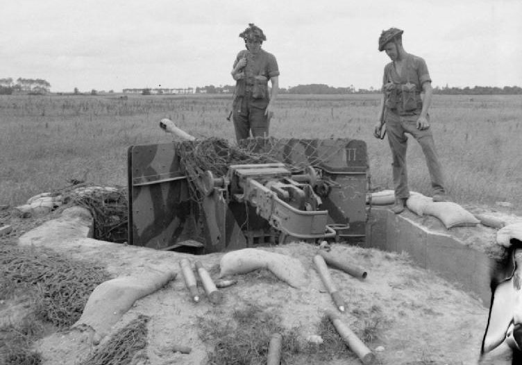 Британские солдаты у брошенной немецкой 50-мм пушки. Нормандия. Июль, 1944 г.
