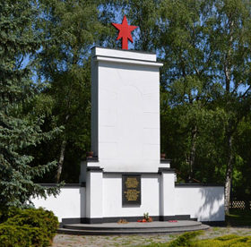 Коммуна Рейтвайн. Памятник, установленный у братских могил, в которых похоронено 3 тысячи советских воинов.