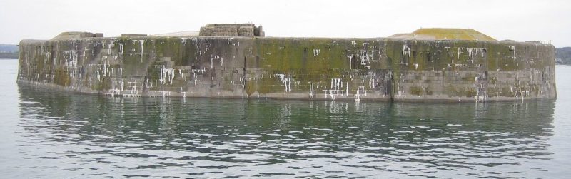 Форт «Chavagnac» расположен в 800 м от берега и имеет размеры 116х66 м. В нем находится 37 казематов в двух уровнях. На вооружении форта находилась артиллерийская и зенитная батареи.