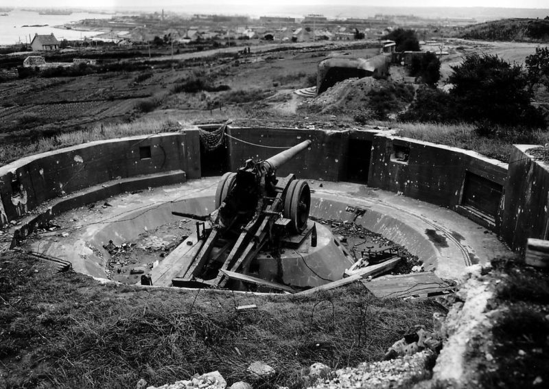 Beakadt akkumulátor.  Cherbourg.  1944 g.