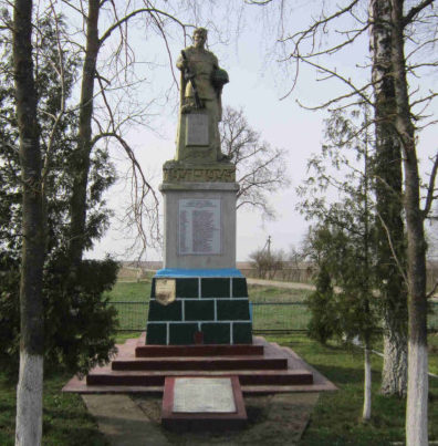 д. Сухая Долина Гродненского р-на. Памятник, установленный на братской могиле, в которой захоронено 146 советских воинов.