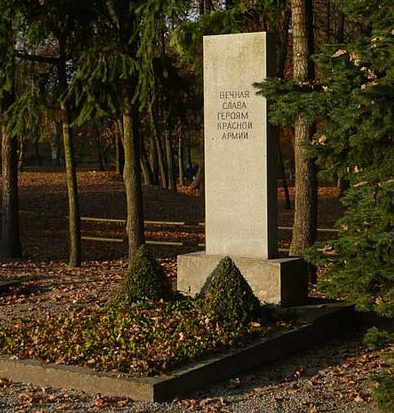 д. Рейтен. Памятник, установленный у братских могил, в которых похоронено 59 советских воинов.