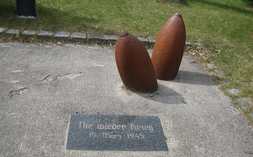 с. Рехаген. Памятник жертвам авиабомбардировки 15 марта 1945 года.