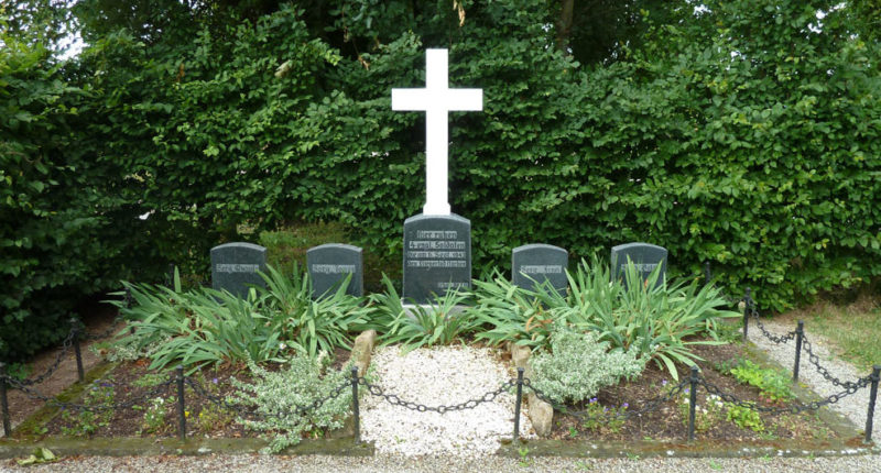 г. Альтдорф. Памятники на протестантском кладбище на могилах солдат, погибших союзников.