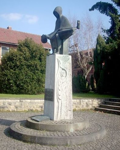 Коммуна Альгермиссен. Памятник землякам, погибшим в годы обеих мировых войнах. 