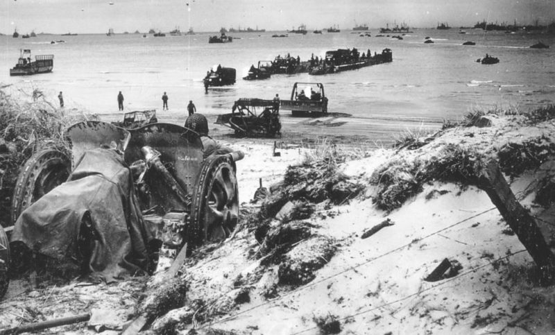 Разбитое 47-мм противотанковое орудие на пляже Омаха. 1944 г.