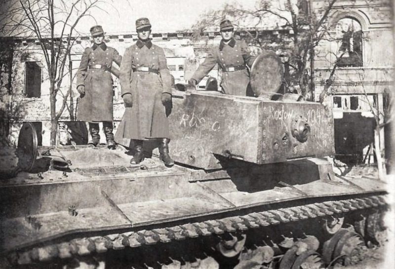 Оккупанты на танке КВ-1 на ул. Московской. Осень 1942 г.