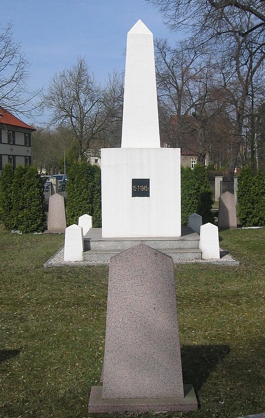 г. Руланд. Памятник на советском военном кладбище. 
