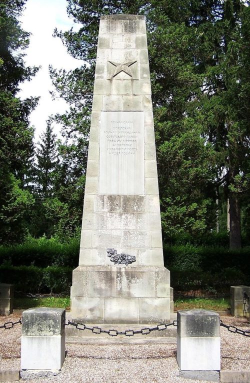 г. Бад-Либенштайн. Памятник, установленный на братской могиле, в которой похоронено 23 советских подневольных рабочих и военнопленных.