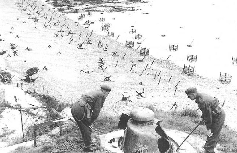 A britek az elfogott bunkernél.  Normandia.  1944 g.