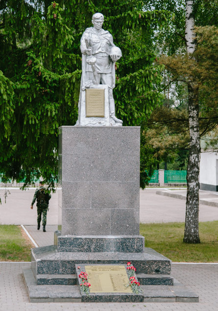Памятник на заставе.