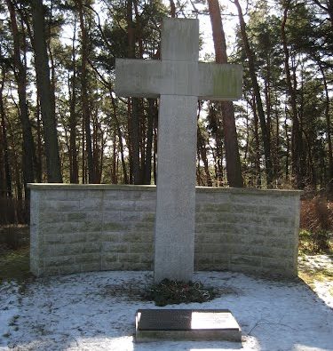 д. Саалов. Памятник, установленный у братских могил, в которых похоронен 331 немецкий солдат и 702 немецких беженца. 