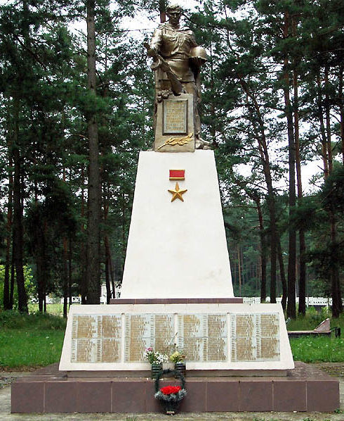 д. Чеховщина Гродненского р-на. Памятник, установленный на братской могиле, в которой захоронено 240 советских воинов.