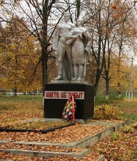 д. Новодевятковичи Слонимского р-на. Памятник землякам, погибшим в годы войны.
