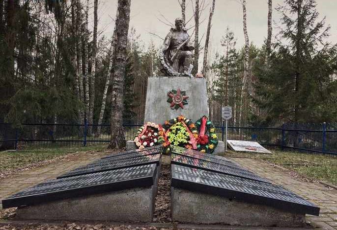 д. Ола Светлогорского р-на. Памятник, установленный в 1958 году на братской могиле, где захоронено свыше 700 советских военных, партизан и мирных жителей.