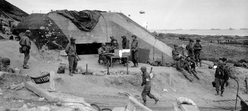 Szövetségesek az elfogott bunkernél 50 mm-es fegyverrel.  Omaha Beach.  1944. június