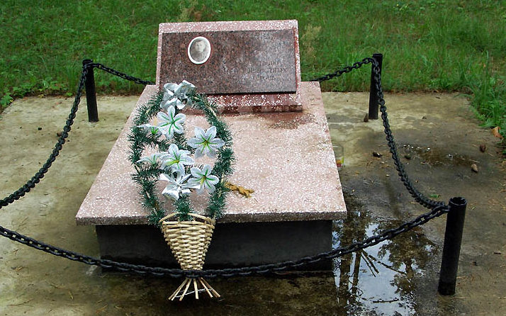д. Чеховщина Гродненского р-на. Памятник, установленный на братской могиле, в которой захоронено 5 советских воинов, из них 2 неизвестных. 