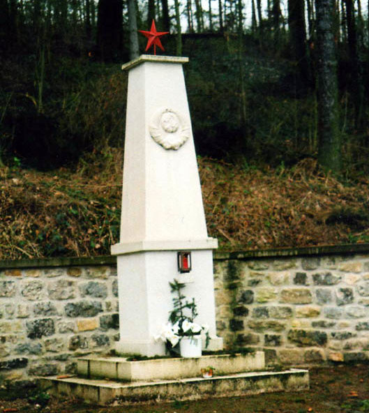 г. Бад-Зульца. Памятник, установленный на братской могиле, в которой похоронен 291 советский военнопленный, погибший в концлагере «IX-C Bad Sulza». 