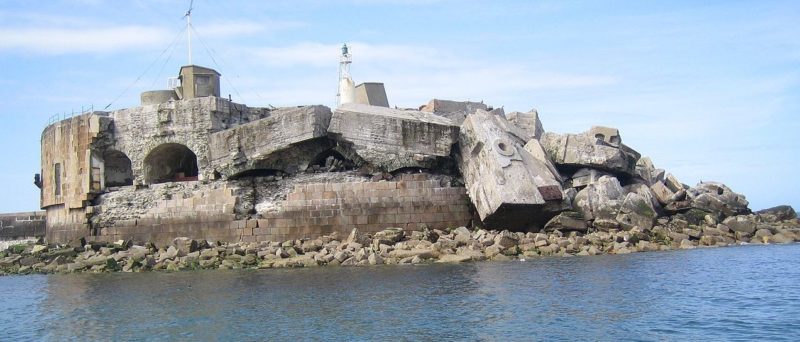 Форт «Fort de l'Est» был вооружен батарей 100-мм морских орудий.