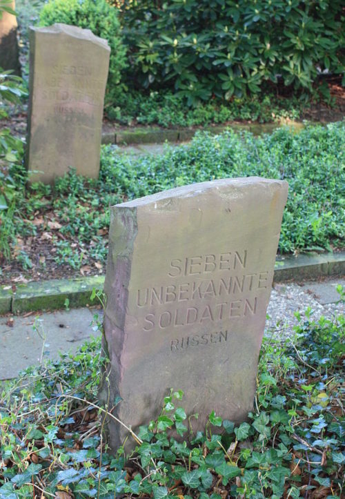 г. Басум. Памятники на еврейском кладбище, где захоронено 44 советских воина.