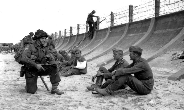 Захват пленных при высадке на берег. 1944 г.