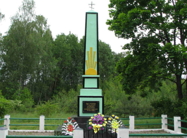 д. Шкленск Гродненского р-на. Памятник, установленный на братской могиле, в которой захоронено 78 советских воинов.