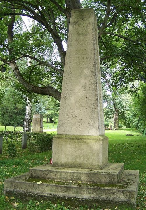 г. Вальтерсхаузен. Памятник жертвам Второй мировой войны на воинском кладбище.