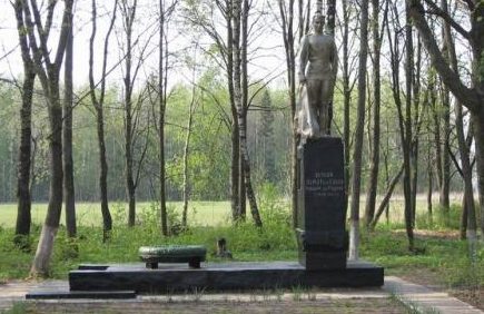  д. Апалино-Басино Дятловского р-на. Памятник, установленный в 1967 году в память о 31 земляке, не вернувшимся с войны.