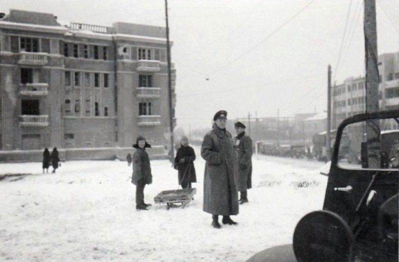 Немцы на Комсомольской площади. Январь 1943 г.
