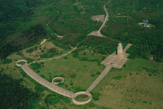 Бухенвальдский мемориал с высоты.