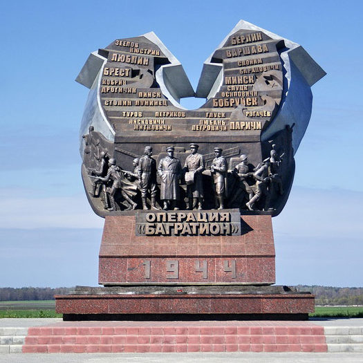 Центральный памятник комплекса - 7-метровый горельеф с 4-мя фигурами - Жукова, Рокоссовского, Батова и Панова. Скульптор – В. Кондратенко.
