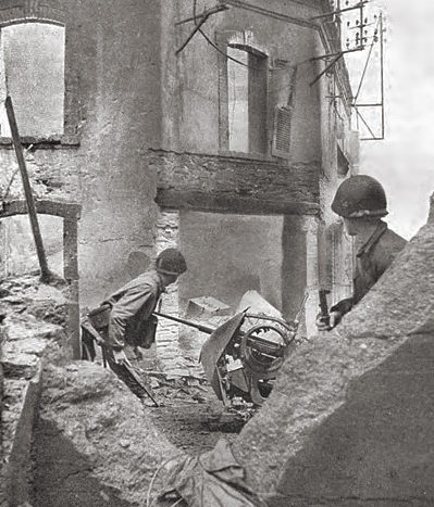 Американские пехотинцы штурмуют дом. Шербур. 1944 г.