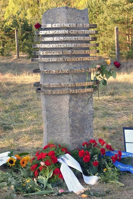 д. Уккермарк. Памятный знак на месте концлагеря «Uckermark» в котором погибло боле 5 тысяч заключенных женщин.