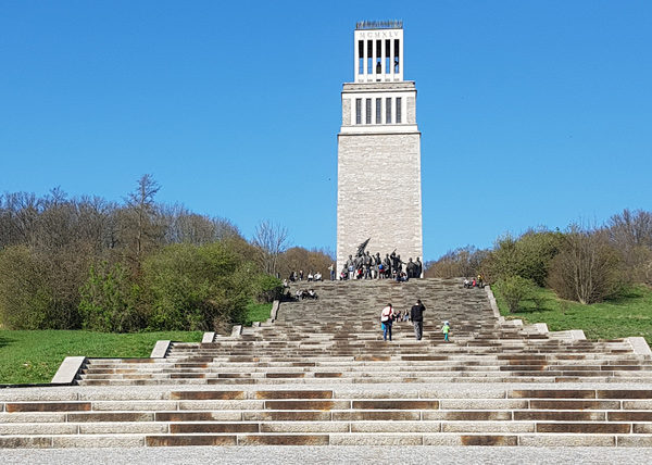Общий вид Бухенвальдского мемориала. 