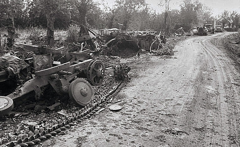 Остатки немецкой техники вдоль французской дороги. 1944 г. 