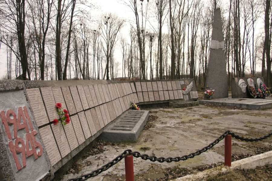 д. Майское Жлобинского р-на. Мемориал, установленный в 1991 году у братских могил, в которых похоронено 1 385 воинов, погибших в боях с немецко-фашистскими захватчиками в декабре 1943, январе 1944-го годов. 