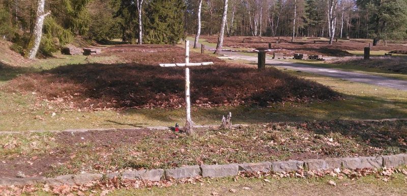 Массовые захоронения на кладбище советских военнопленных с цветущим вереском.