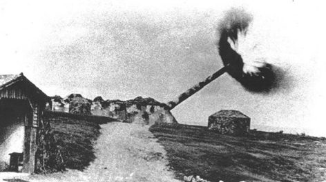 305 –мм орудие береговой батареи Mirus ведет огонь. 1944 г. 