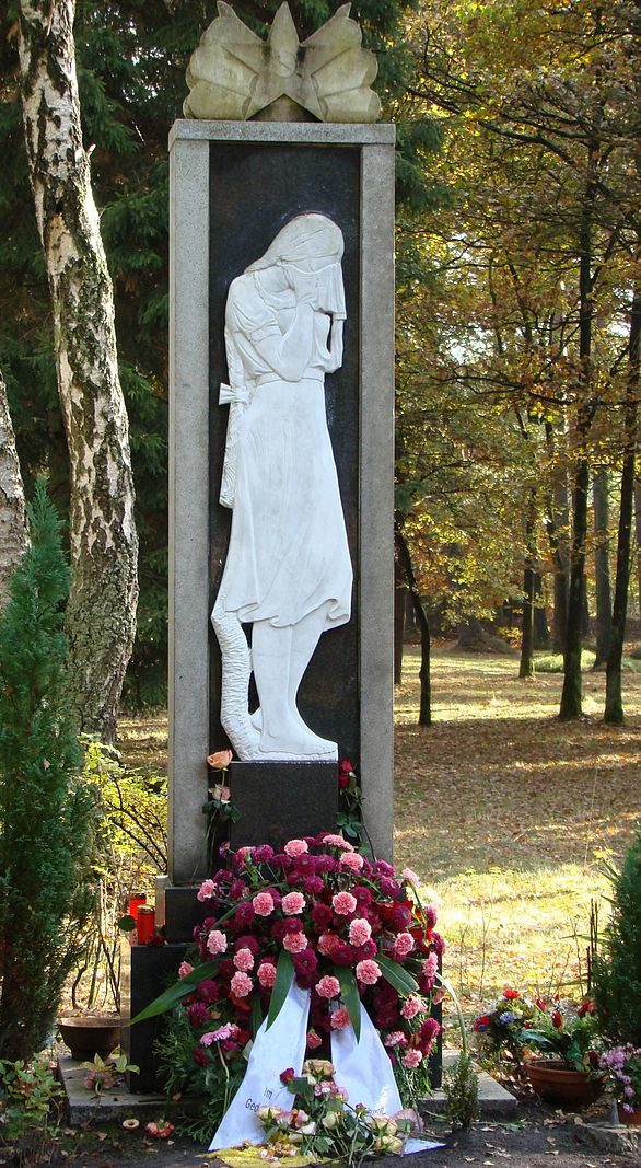 Памятник на кладбище советских военнопленных. 