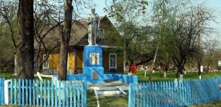 д. Большие Крагли Дятловского р-на. Памятник, установленный в 1967 году в память о 27 земляках, не вернувшимся с войны.