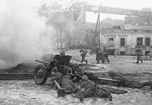 Красноармейцы в бою за город. Февраль 1943 г. 