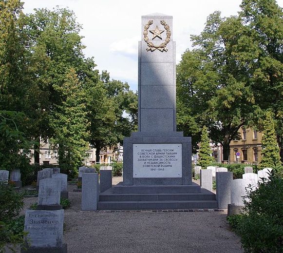 г. Финстервальде. Памятник, установленный у братских могил, в которых похоронено 230 советских воинов.
