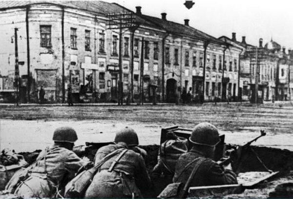 Красноармейцы в бою за город. Февраль 1943 г. 