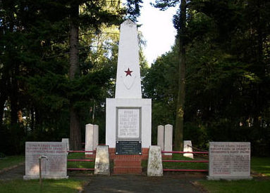 г. Форст (Лаузиц). Памятник, установленный у братских могил, в которых похоронено 188 советских воинов.