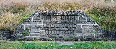 г. Берген-Бельзен. Братская могила № 1, где захоронено, останки 1000 жертв концлагеря Берген-Бельзен. 