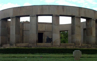 Коммуна Далайден. Военное кладбище, где похоронены немецкие солдаты, погибшие во время Второй мировой войны.