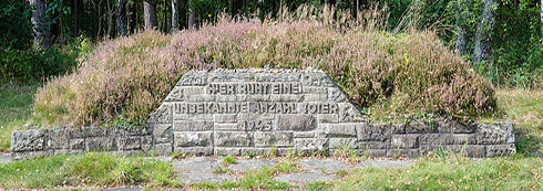 г. Берген-Бельзен. Братская могила № 2, где захоронено, останки неизвестного числа жертв концлагеря Берген-Бельзен.
