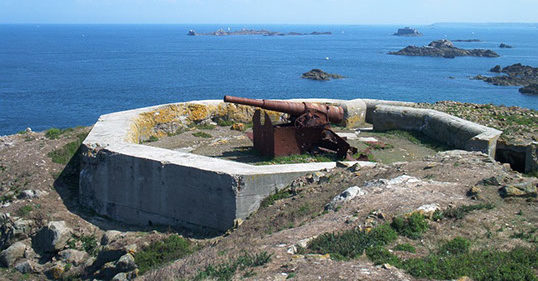 Сооружения батарея на острове Cézembre.